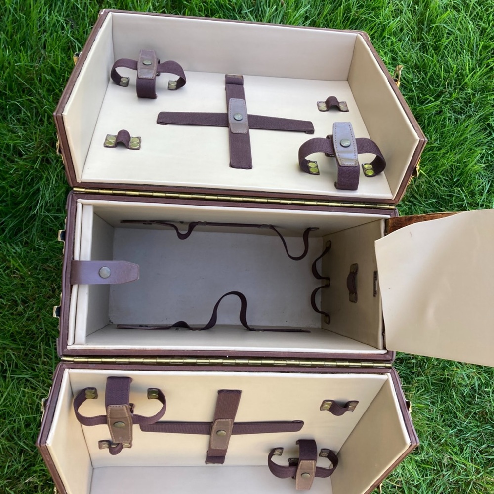 Harrods picnic Trunk. Classic Harrods green canvas with brass embellishments - Picture 4 of 12